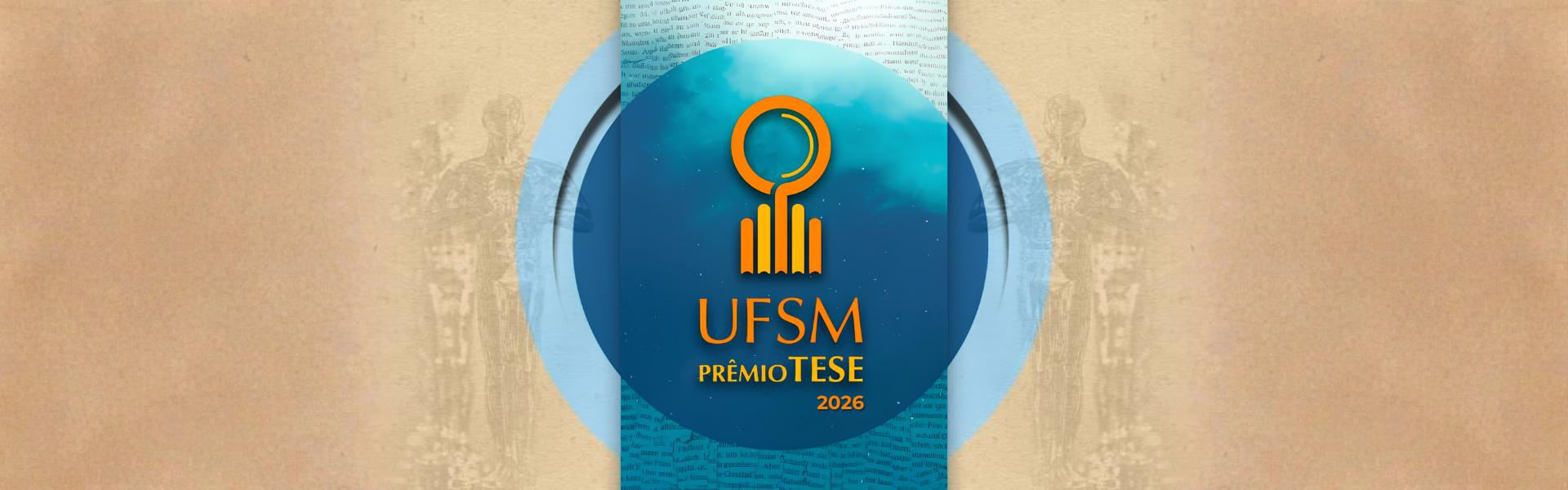 Banner institucional do Prêmio UFSM Tese 2026. No centro da imagem há um círculo azul escuro com o logotipo do prêmio em laranja, formado por um símbolo estilizado acima da inscrição "UFSM", seguida do texto "PRÊMIO TESE" e "2026". Ao fundo, aparecem tons de bege e azul, com textura que remete a páginas de livros e silhuetas esmaecidas de estátuas clássicas nas laterais.
