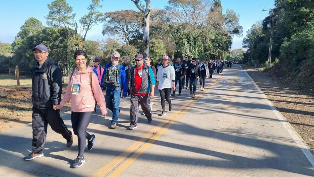 O público saindo do ponto de partida.
