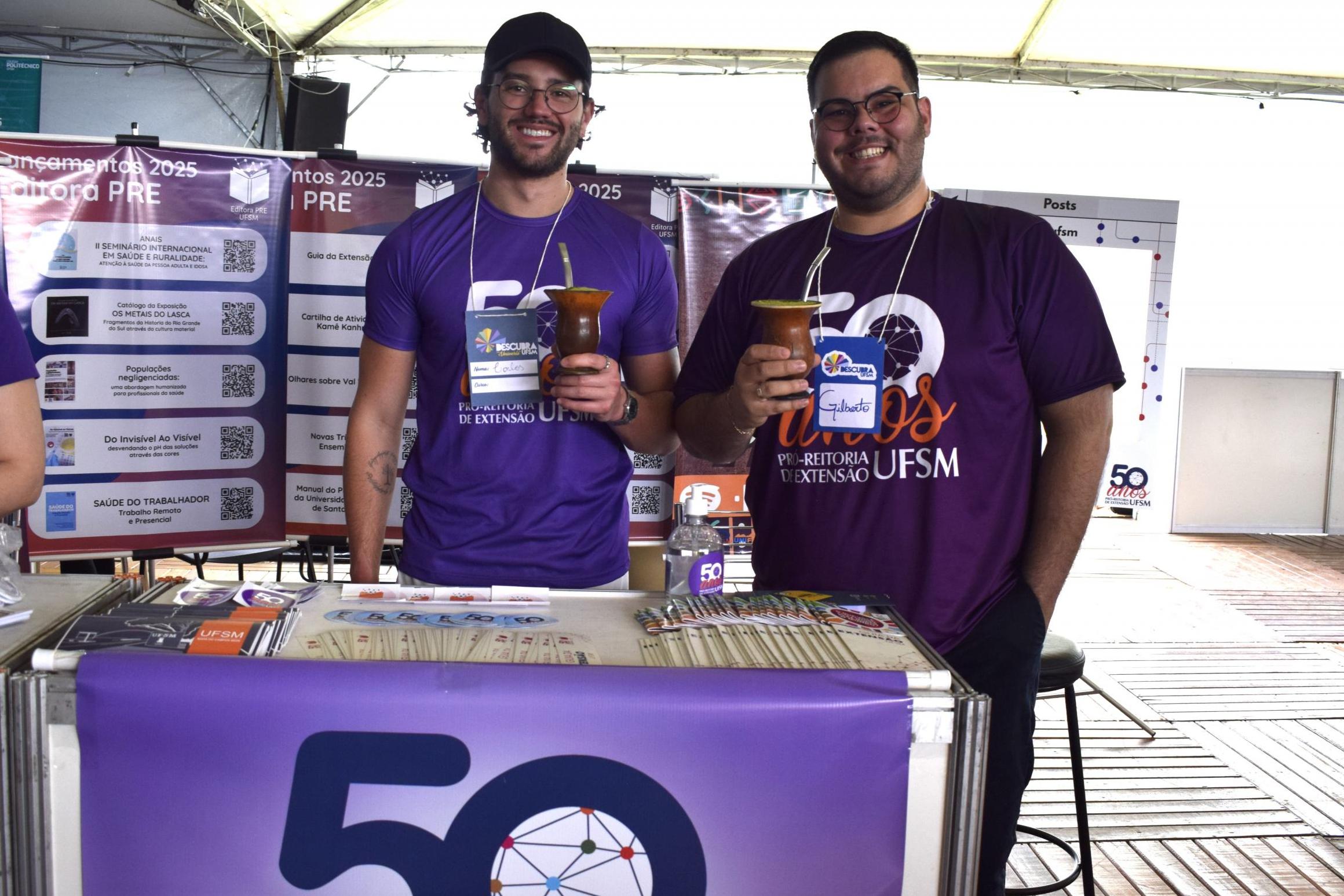 Bolsistas no estande da Pró-reitoria de Extensão