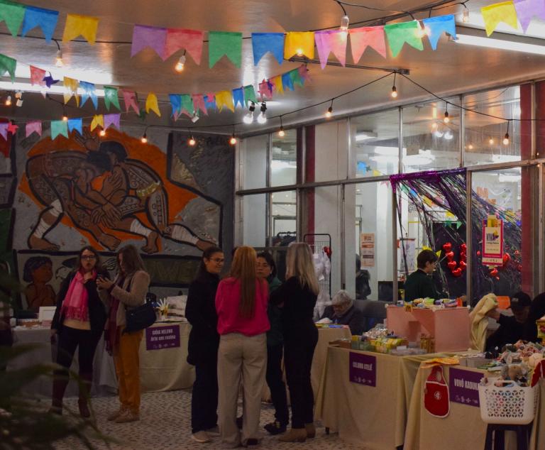Hall da Antiga Reitoria com stands de exposição de produtos.