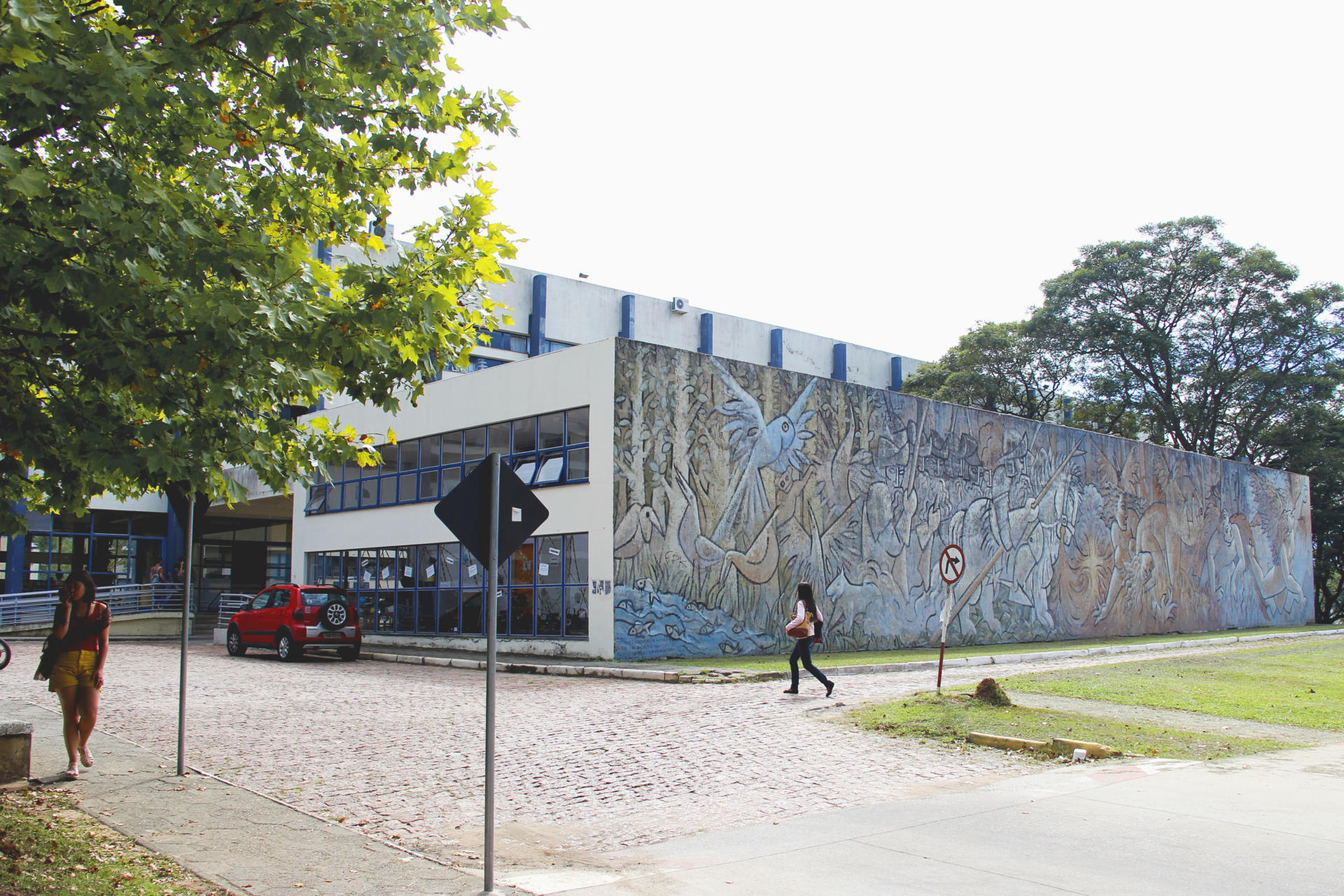 Foto prédio do Centro de Artes e Letras com Teatro Caixa Preta e mural na frente