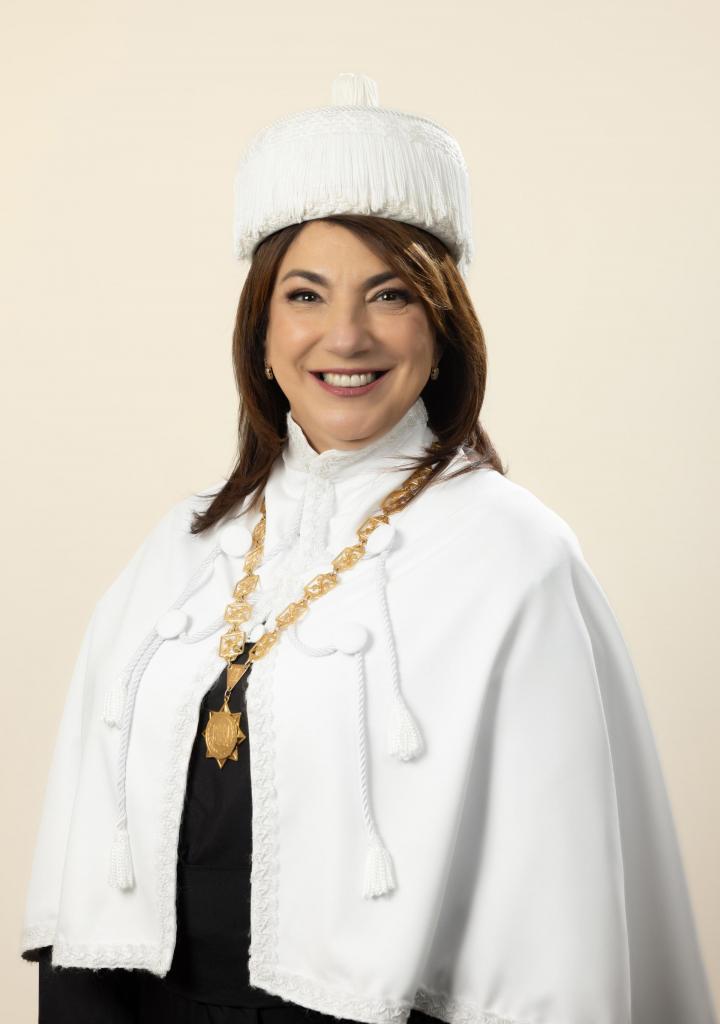 Martha Adaime - reitora UFSM 2025-2029 - com vestes talares brancas, específica de quem é responsável máximo pela instituição