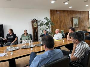 foto de reunião - pessoas sentadas ao redor da mesa do gabinete da reitoria
