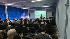 Fotografia do Treinamento sobre sistema de ensalamento em uma sala de aula com datashow.
