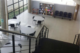 Área de estudo no andar térreo, ponto de vista da escada.