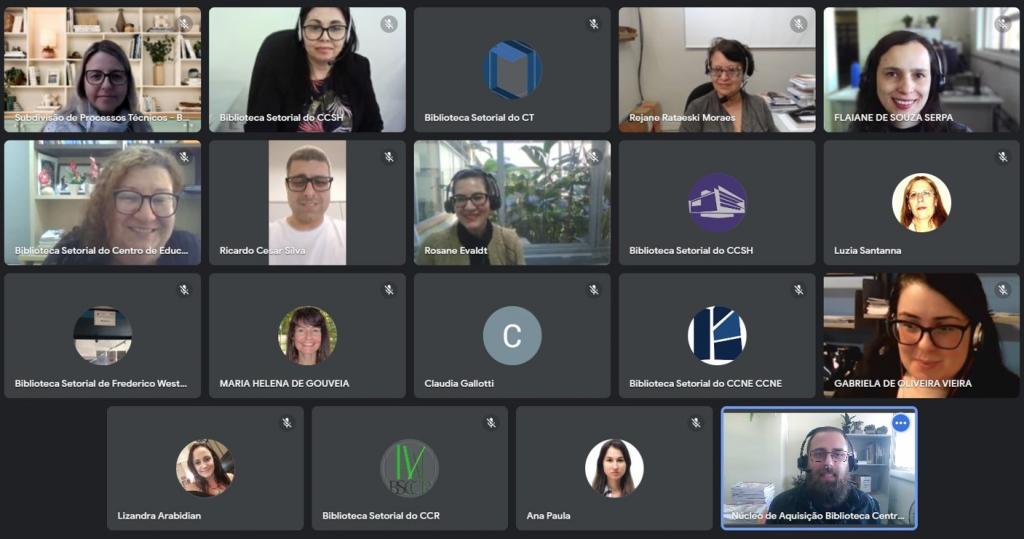 Captura de tela de reunião online, através do Google Meet, em que algumas pessoas participantes estão com a câmera ligada e outras, com a câmera desligada.