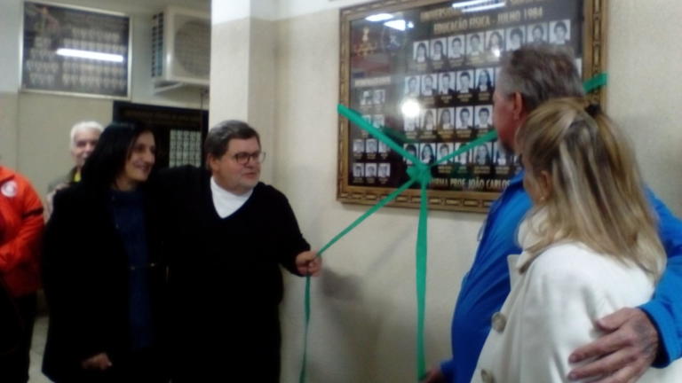 Prof. Rosalvo e ex-alunos descerram o quadro da Turma de formandos de 1984