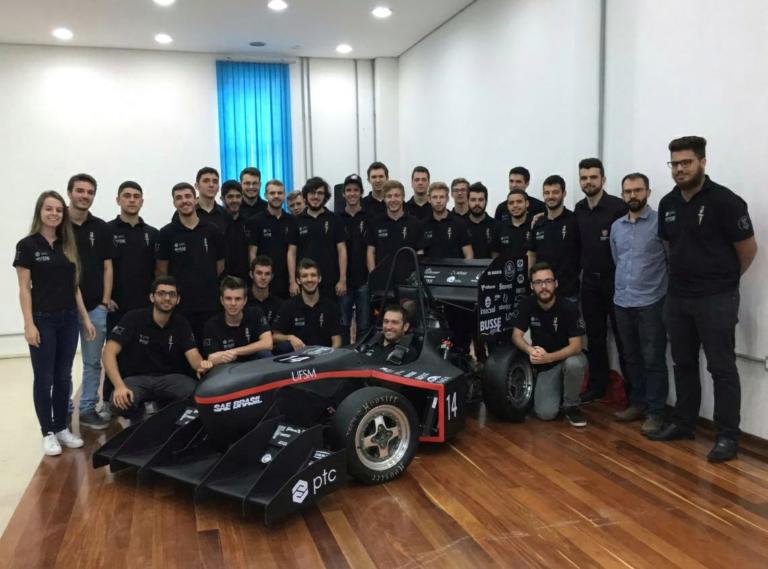 Equipe Formula reunida durante o lançamento do protótipo Granat (2017)