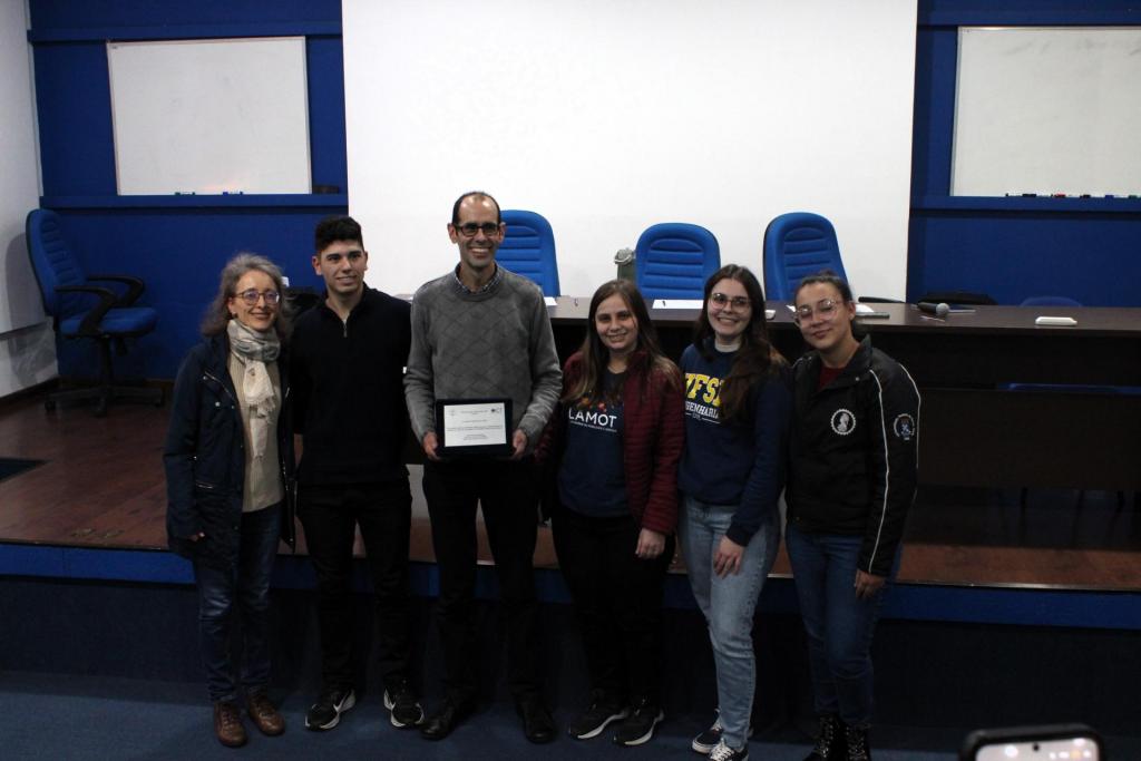 Prof. Alejandro (ao centro) com sua esposa (à esquerda) e membros do LAMOT