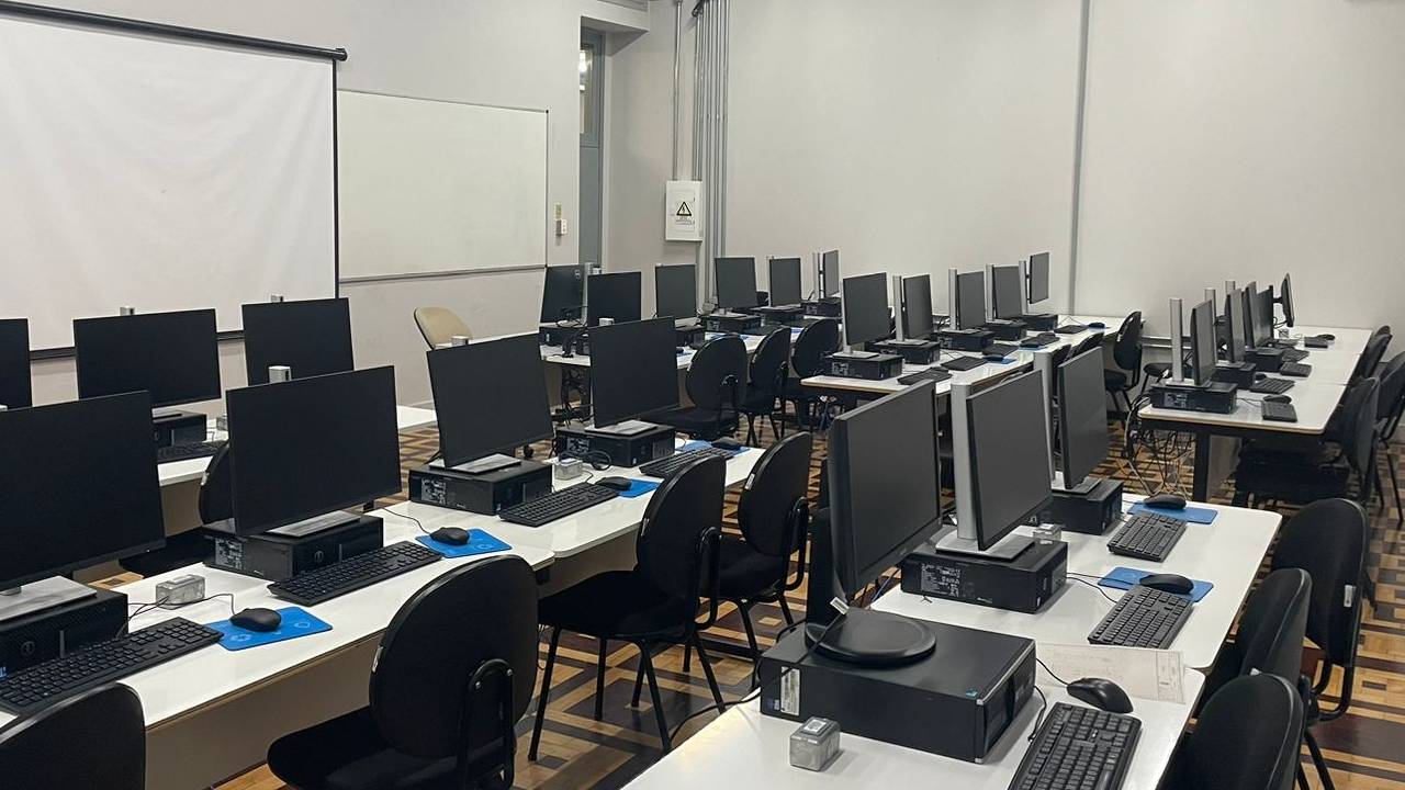 215 | 30 computadores, 56 Cadeiras | Windows / Linux