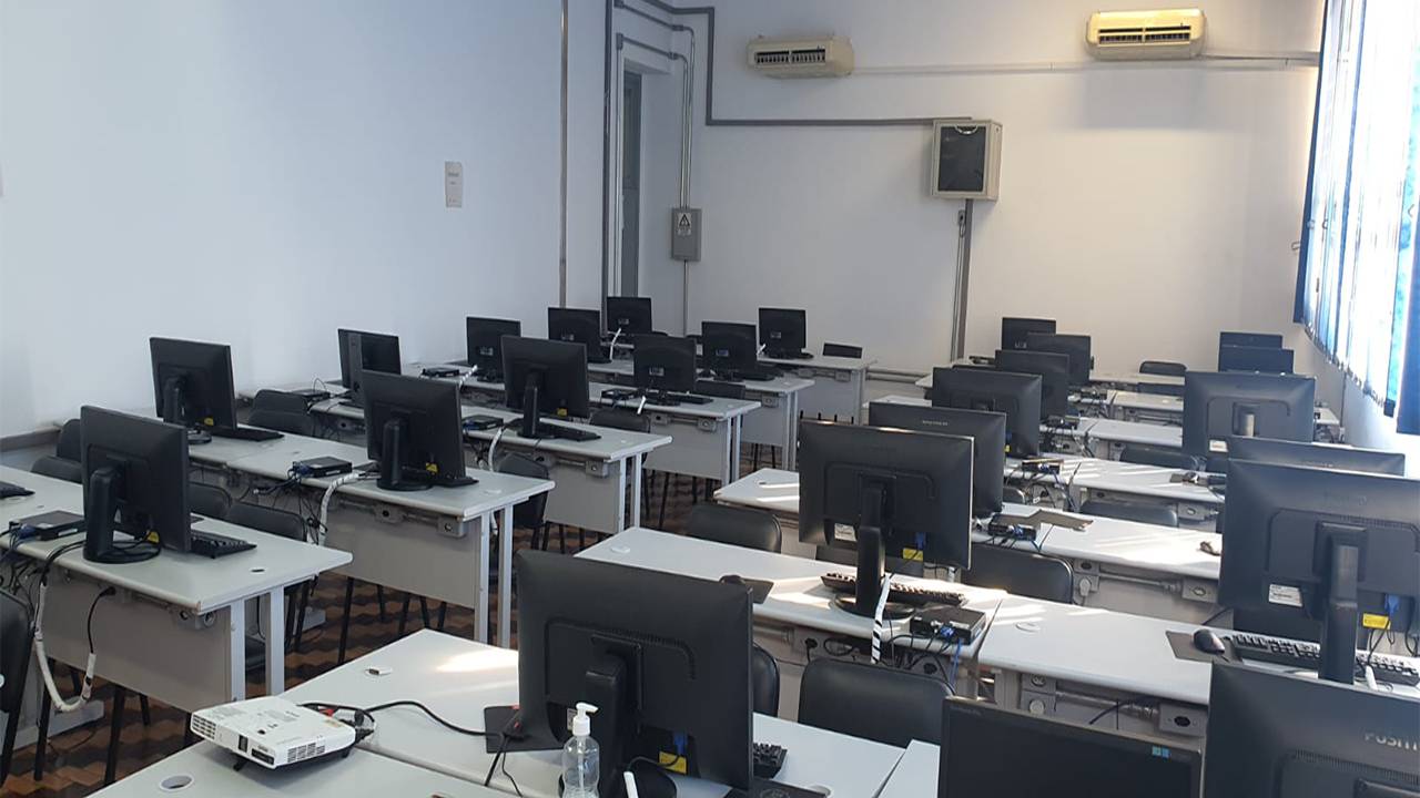 334 | 30 computadores, 56 cadeiras | Debian 12