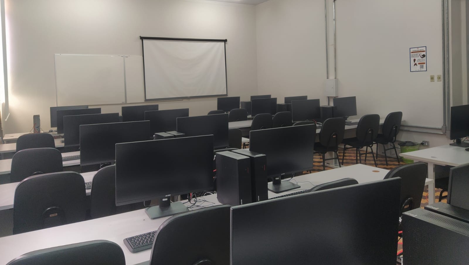 337 | 20 computadores, 41 cadeiras | Windows 11 / Debian 12