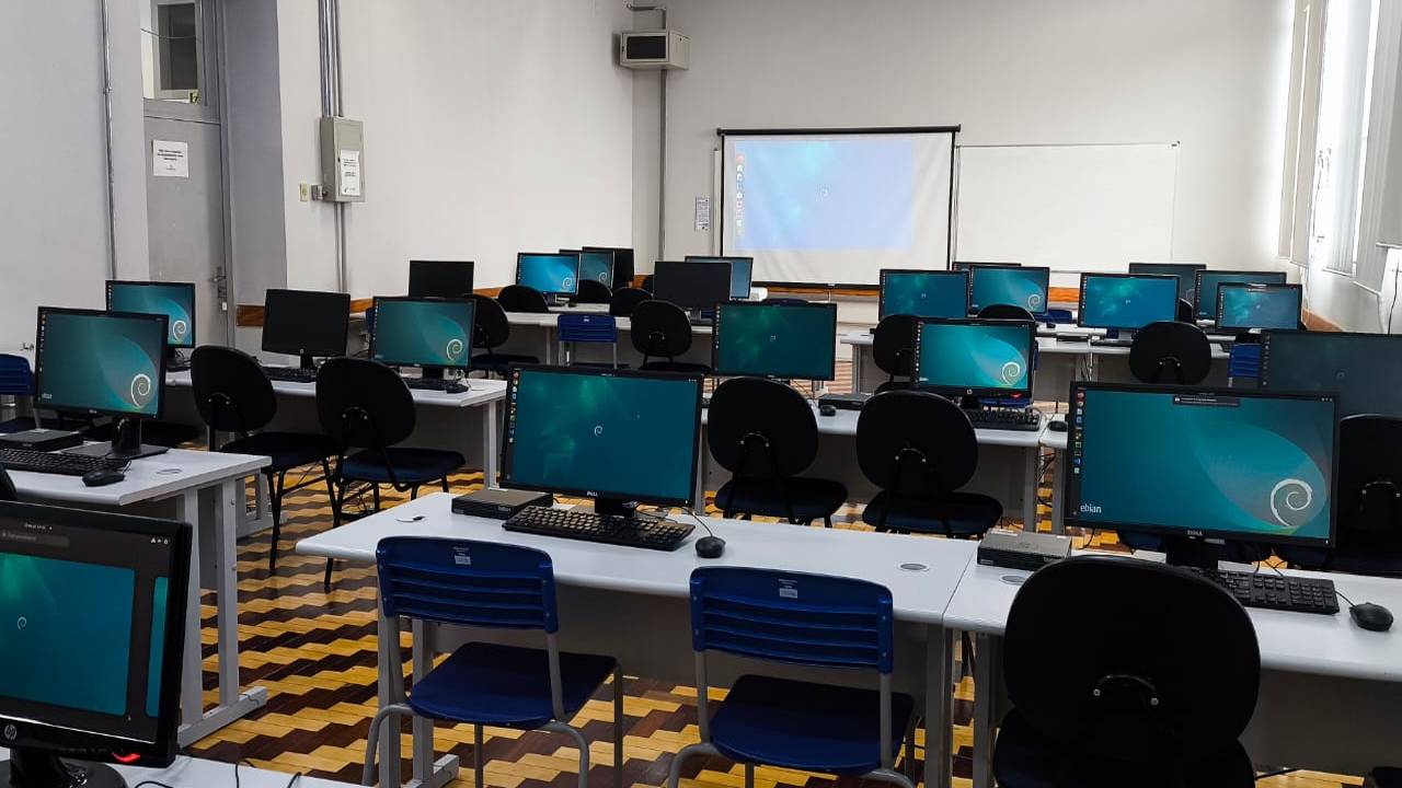 338 | 26 computadores, 60 cadeiras | Windows 11 / Debian 12