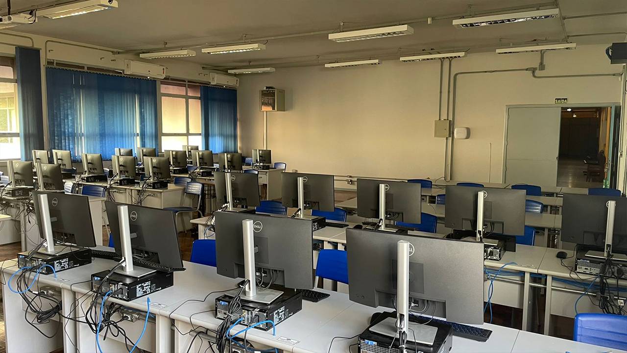 354 | 35 computadores, 35 cadeiras | Windows