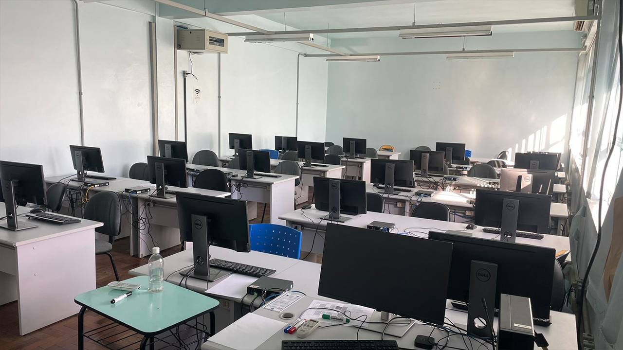 361 | 21 computadores, 37 cadeiras | Windows