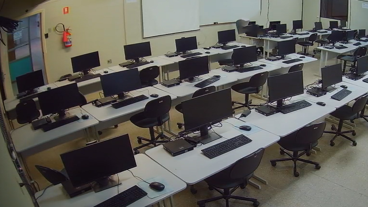 422 | 30 computadores, 35 cadeiras | Windows 11 / Ubuntu 24