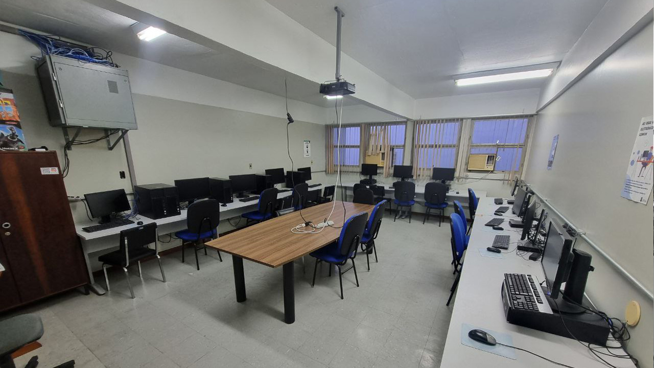 524 | 13 computadores, 15 cadeiras | Windows 11 / Ubuntu 24