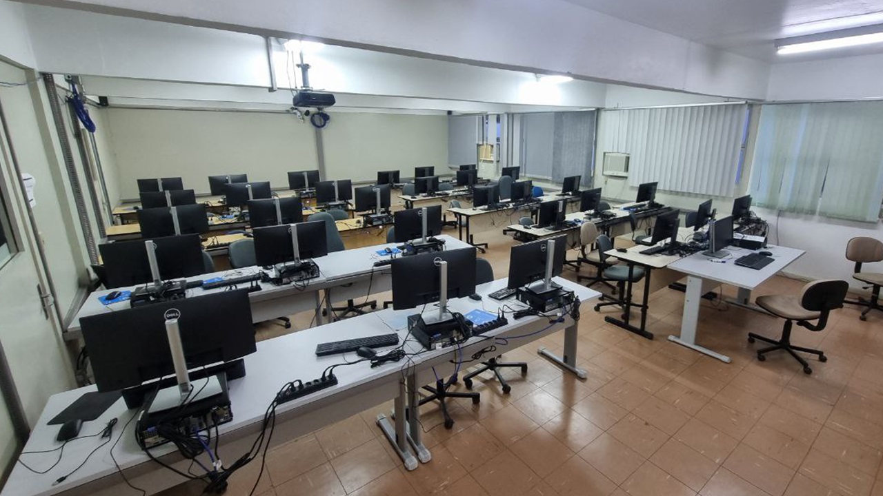 527 | 30 computadores, 42 cadeiras | Windows 11 / Ubuntu 24