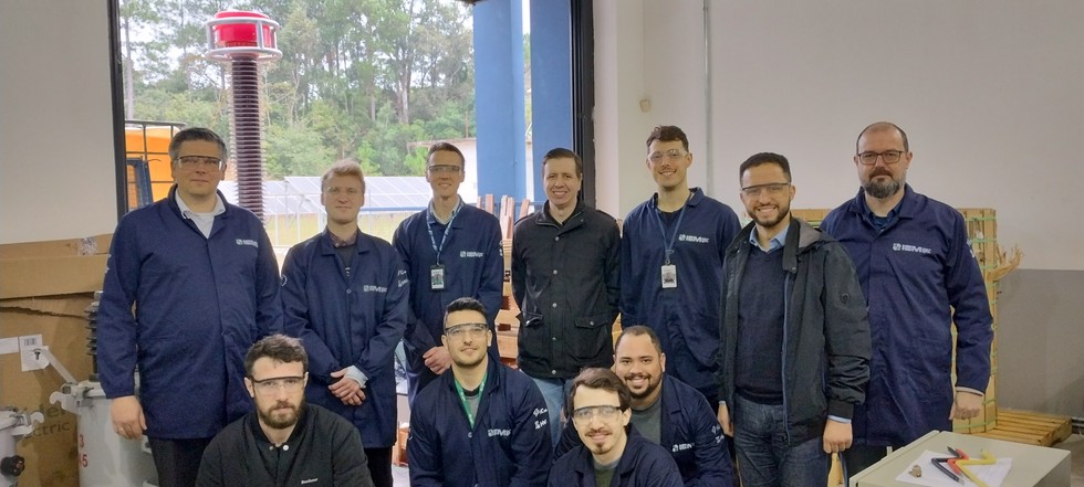 Pesquisadores da UFSM e da Universidade Otto von Guericke de Magdeburgo reunidos em laboratório de pesquisa.