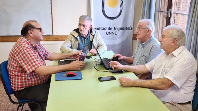 Integrantes da equipe da Faculdade de Engenharia da UNNE reunidos em torno de uma mesa
