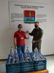 Entrega da doação de álcool glicerinado ao 3° Batalhão de Engenharia de Combate (3º BE Cmb). Foto: arquivo Rogério Brittes