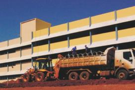 Trabalhadores recebem material para finalizar as obras da nova ala do primeiro prédio do CESNORS da UFSM.