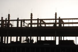 Trabalhadores nas obras do segundo prédio do CESNORS da UFSM. Local: CESNORS da UFSM.