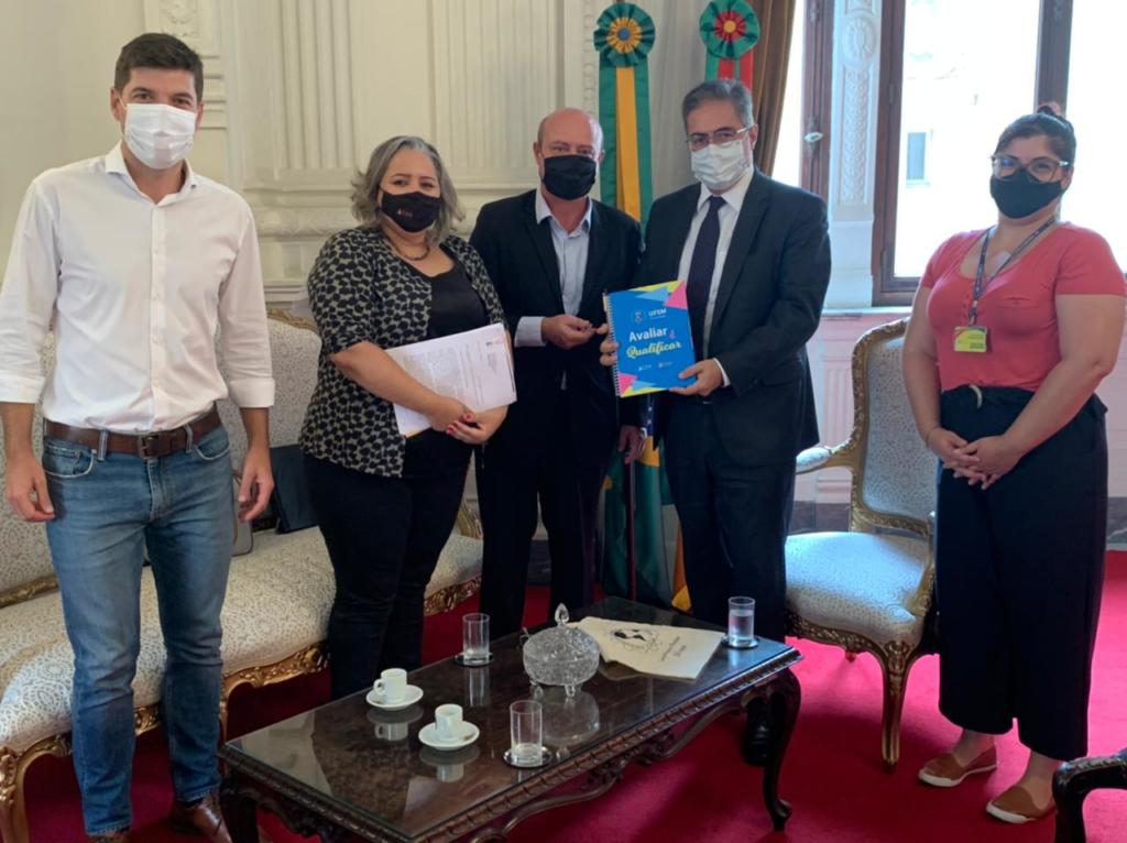 Prof. Bráulio e Prof. Eliane com o Secretário Chefe Adjunto da Casa Civil Bruno Pinto de Freitas