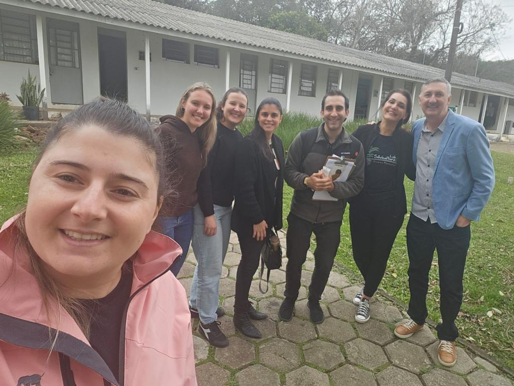 Foto 1. Pesquisador Gabriel, professor Edison e estudantes de Engenharia Florestal