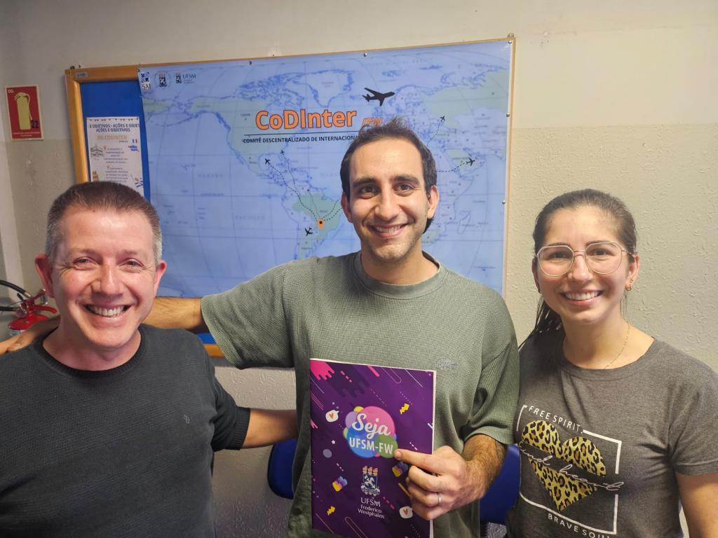 Foto 2. Professor Gabriel com Membros do CoDInter FW