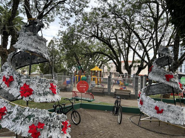 Bicicletas montadas na praça
