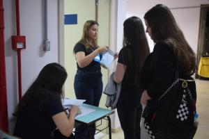 Candidatas ingressando na sala de aplicação das provas