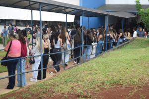 Candidatos(as) em frente a um dos prédios de aplicação das provas