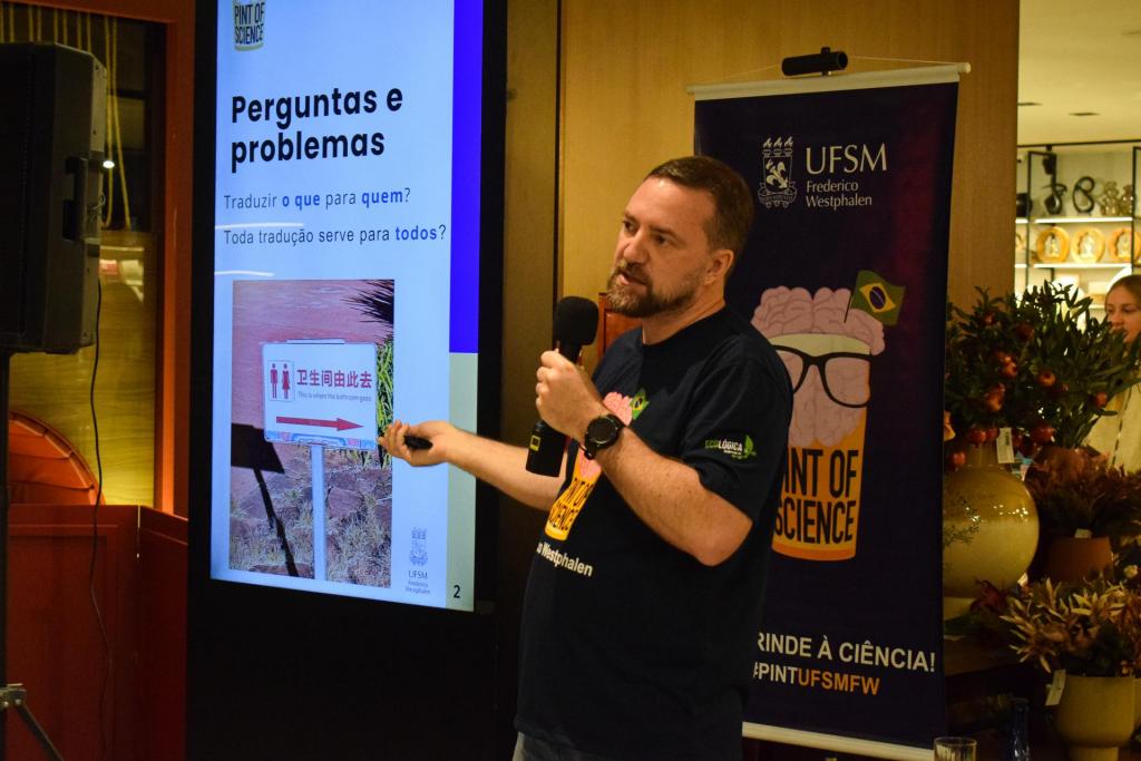 Professor Cristiano Bertolini durante sua fala