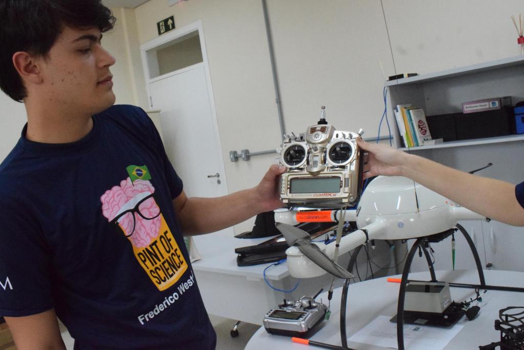 Estudantes apresentam equipamentos utilizados em pesquisas com drones e sensoriamento remoto