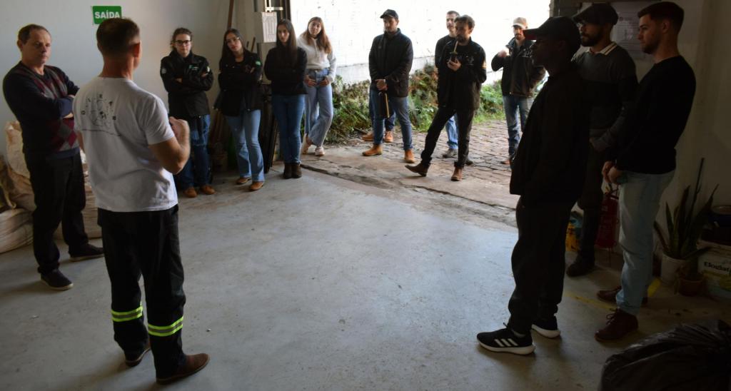 Alunos conversam com empresário durante visita técnica
