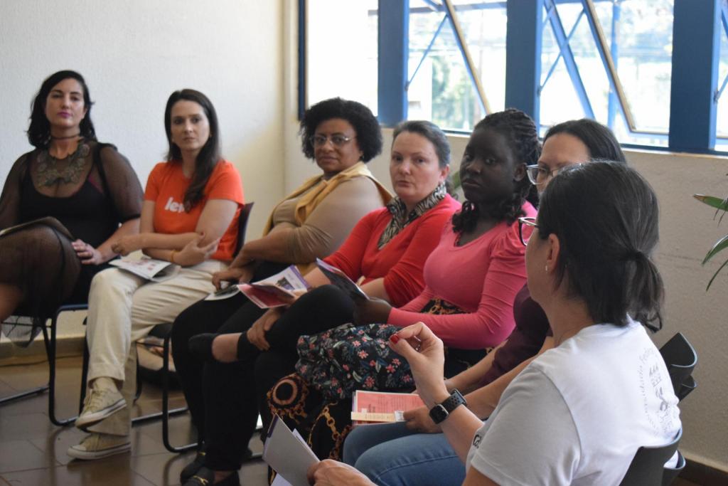 Roda de conversa conduzida por Gláucia da Rocha (à esquerda), com a participação de discentes, docentes e TAEs da UFSM/FW. Foto: Valentina dos Santos.