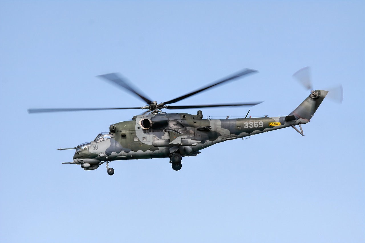 Descrição da imagem: Fotografia de um helicóptero militar.