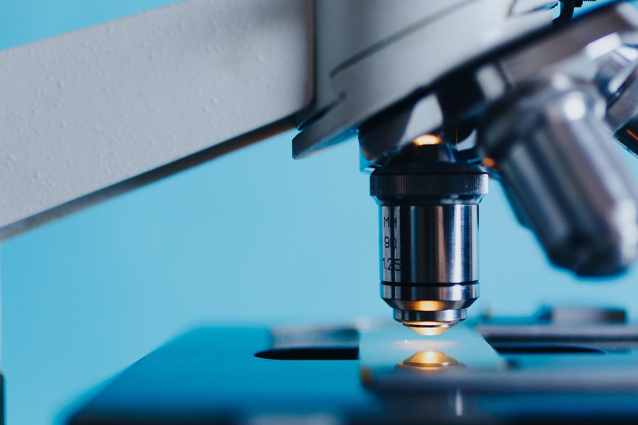 Descrição de imagem: Fotografia parcial de um microscópio.