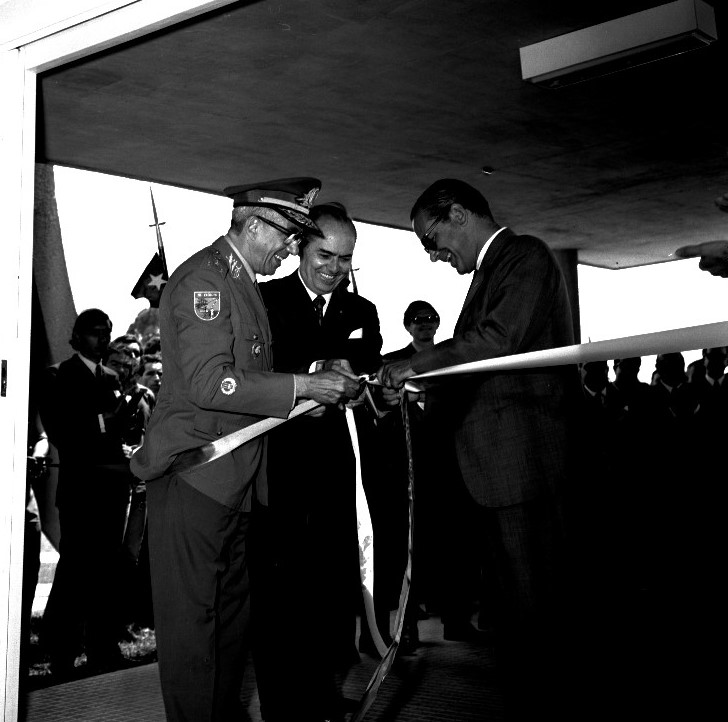 Foto preto e branca do reitor fundador Mariano da Rocha abrindo a faixa de inauguração do Planetário