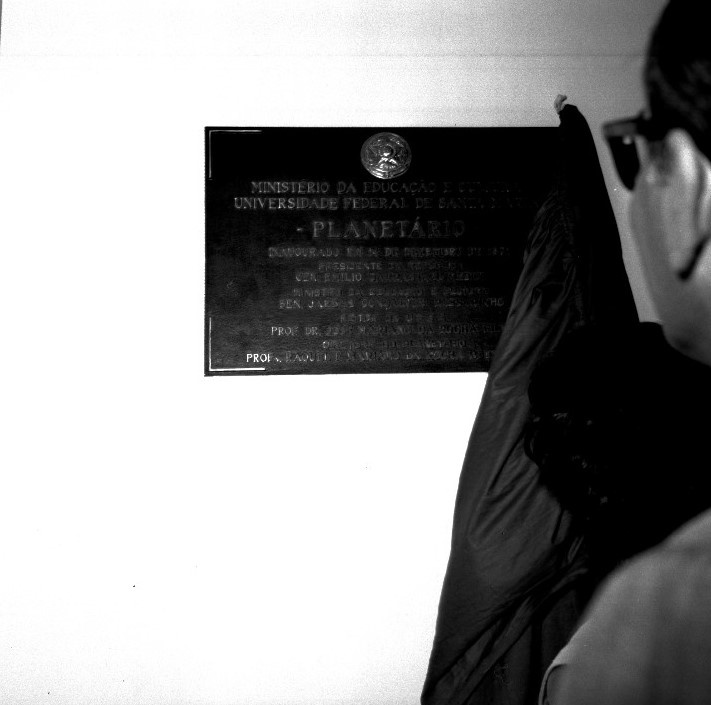 Foto preto e branca do descerramento da placa de inauguração do Planetário