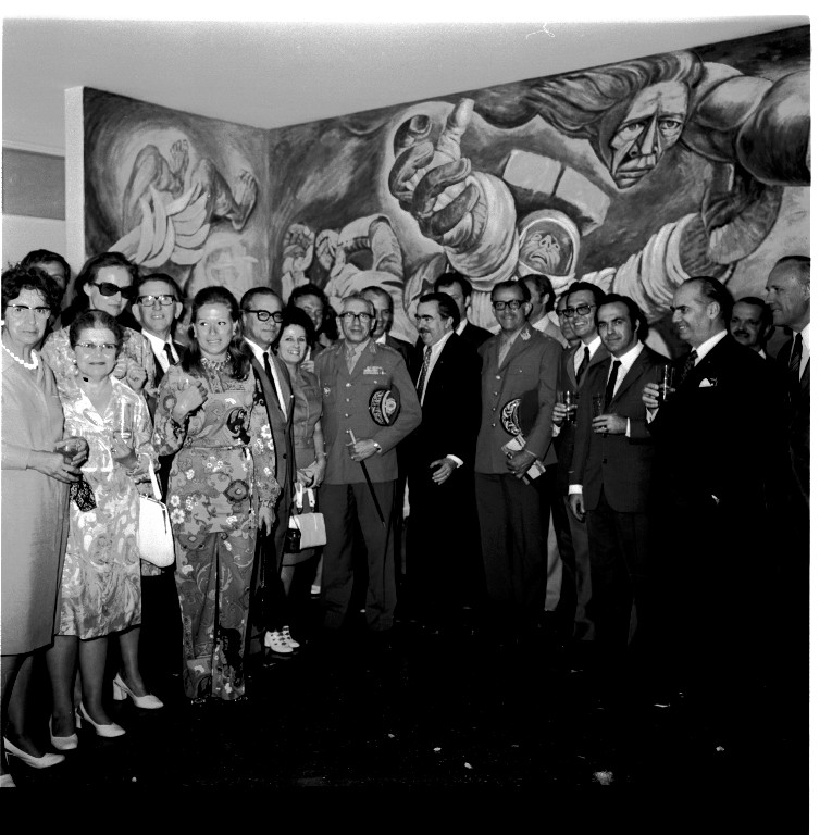 Foto preto e branca de diversas pessoas posando no hall do Planetário