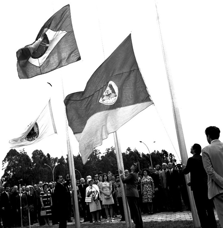 Foto preto e branca de bandeiras flamulantes no Largo do Planetário