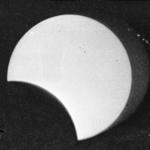 Foto preto e branca de negativo da lua