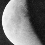 Foto preto e branca de negativo da lua