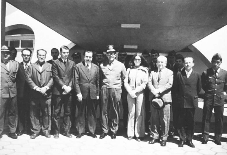 Foto preto e branca de diversas pessoas em frente ao Planetário