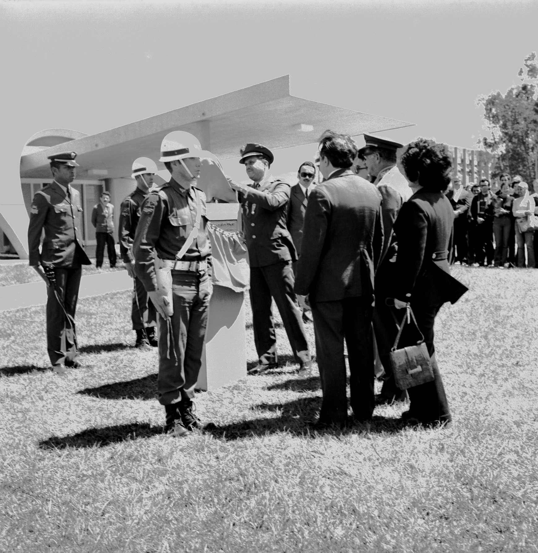 Foto preto e branca de pessoas em torno de busto sendo inaugurado no Largo do Planetário