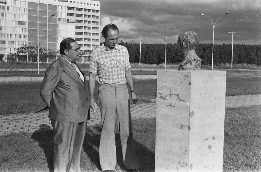 Foto preto e branca de Benet Odeval, Embaixador da Suécia e reitor fundador Mariano da Rocha ao lado do busto de Santos Dumon no Largo do Planetário