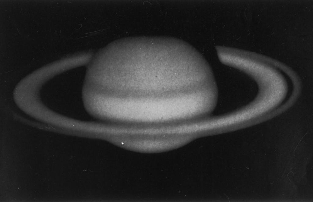 Foto preto e branca de reprodução do Planeta Saturno no Planetário
