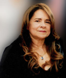 Foto de mulher com cabelos longos castanhos com blazer preto